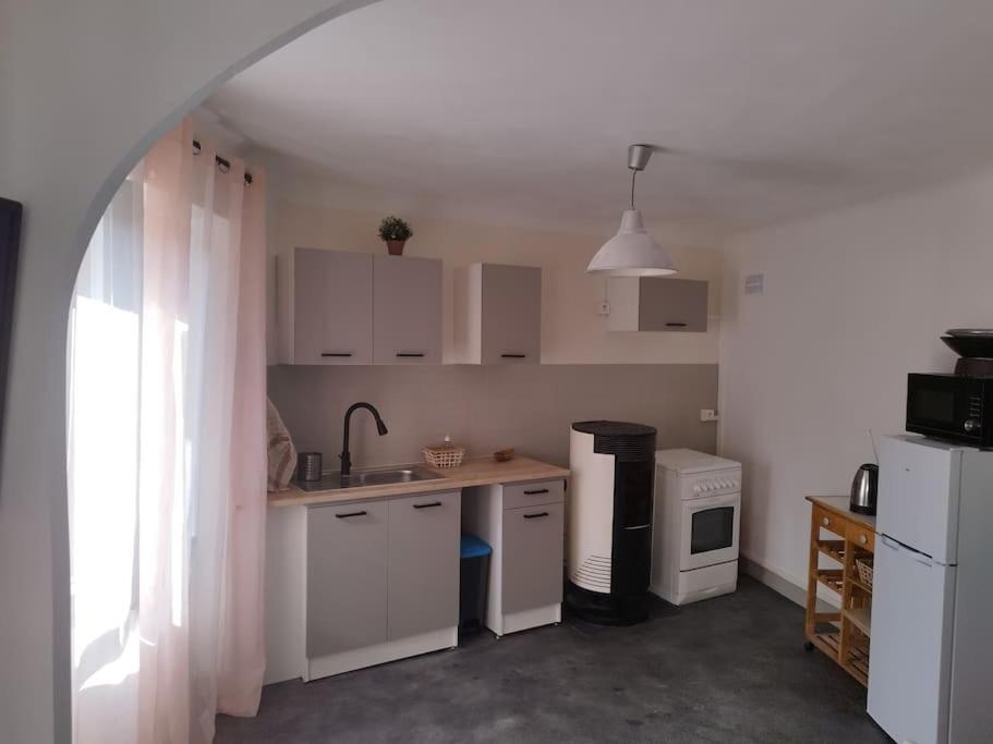 Jolie Maison De Bourg Tout Equipee 10Km D'Ambert Saint-Amant-Roche-Savine ภายนอก รูปภาพ