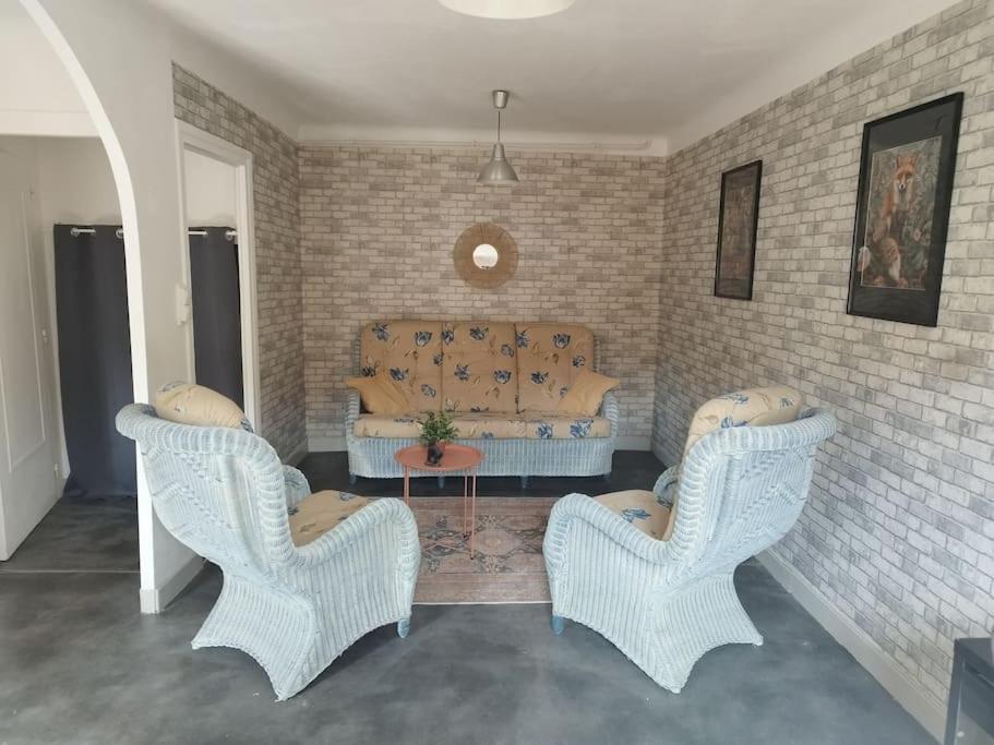 Jolie Maison De Bourg Tout Equipee 10Km D'Ambert Saint-Amant-Roche-Savine ภายนอก รูปภาพ
