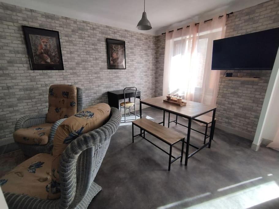 Jolie Maison De Bourg Tout Equipee 10Km D'Ambert Saint-Amant-Roche-Savine ภายนอก รูปภาพ